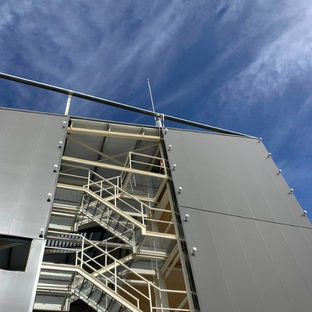Instalaciones Tecnicas Aubach edificio con escaleras de emergencia